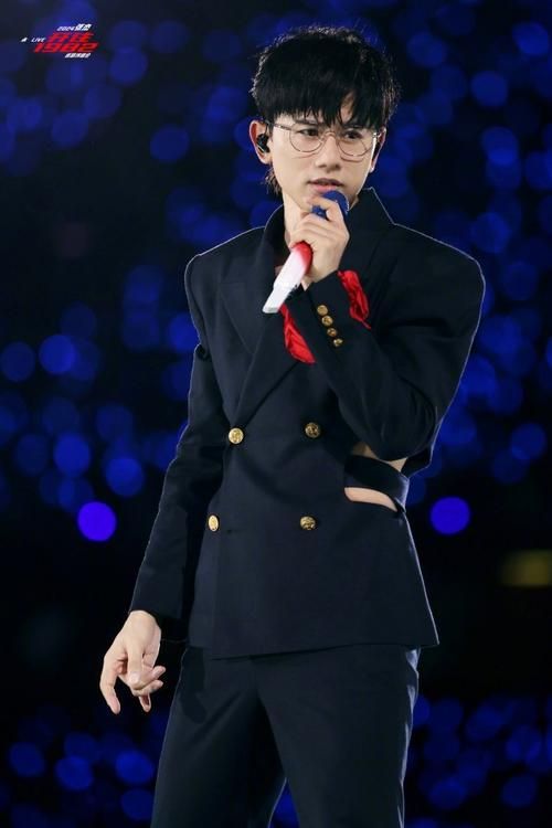 2010跨年演唱会张杰造型大盘点，看看当年的潮流风尚