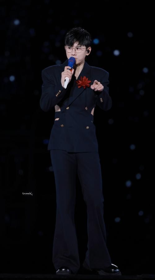 2010跨年演唱会张杰造型大盘点，看看当年的潮流风尚