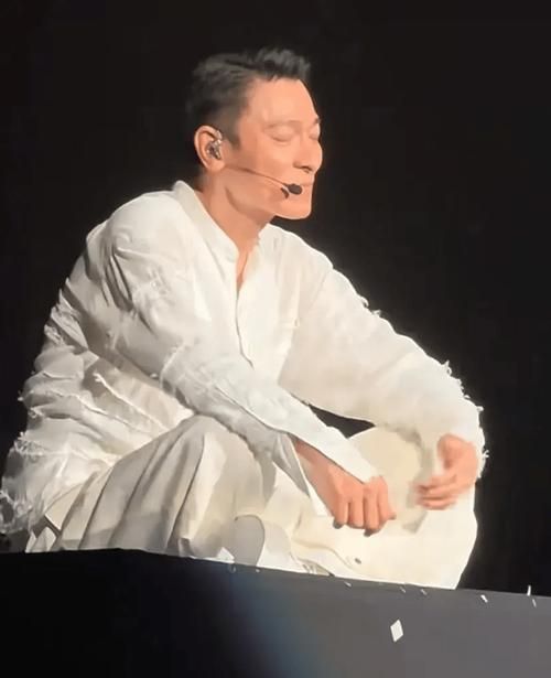 2011刘德华上海演唱会有哪些难忘瞬间？盘点那些感动时刻！