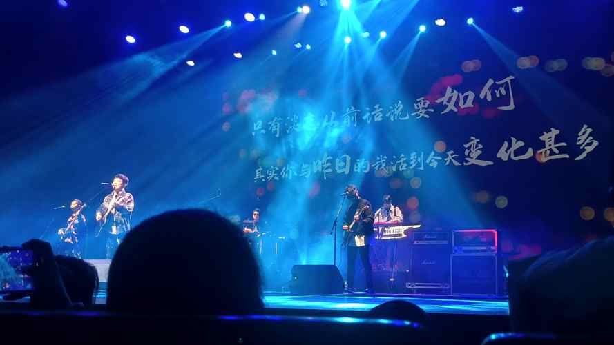 Beyond告别演唱会回顾：那年夏天，我们一起追过的Beyond！