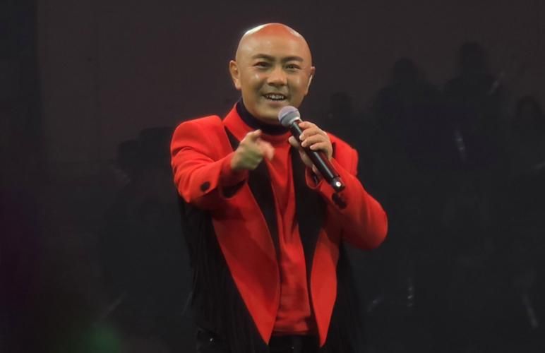 你爱我像谁张卫健现场版：感受Live的魅力，回忆青春岁月！