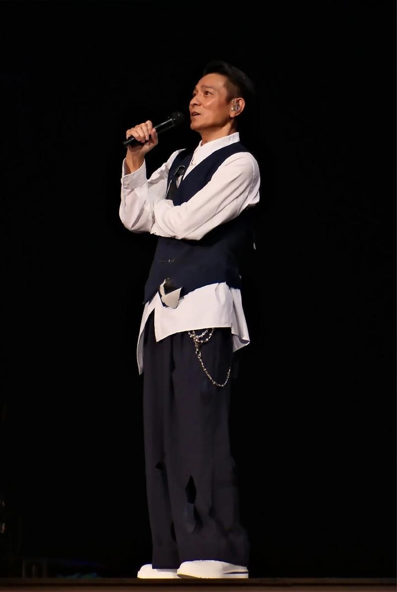 刘德华2001演唱会造型：回顾华仔的潮流时尚！