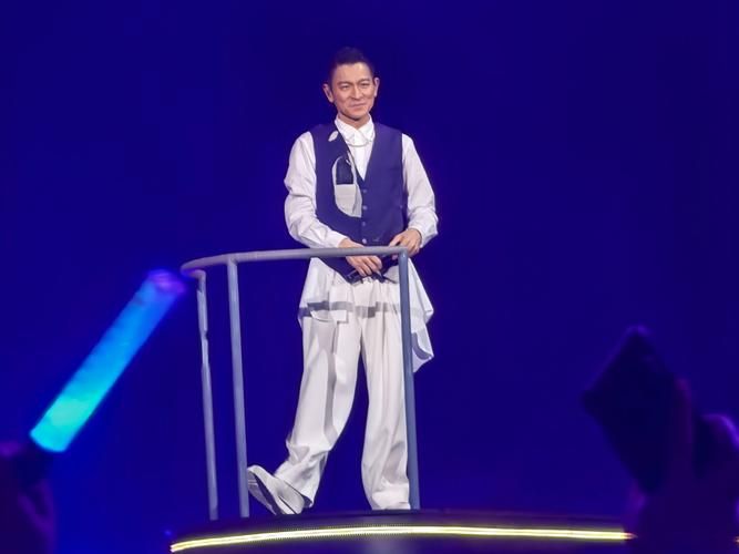 刘德华2004演唱会回顾：经典歌曲与难忘瞬间！