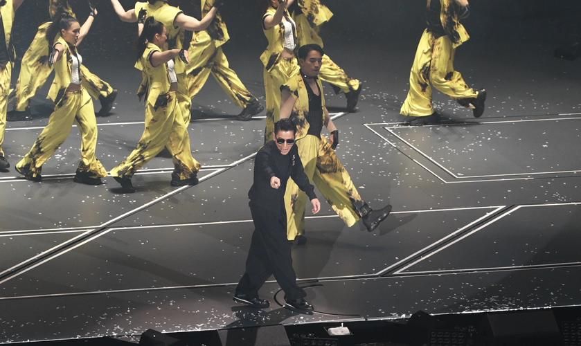 刘德华2010演唱会回顾：经典歌曲重温，万人合唱！