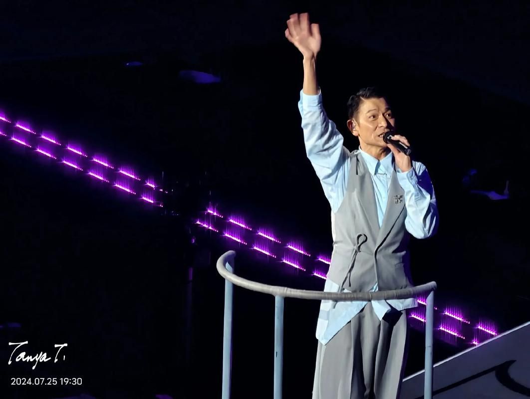 刘德华2011演唱会现场：万人合唱，气氛燃爆全场！