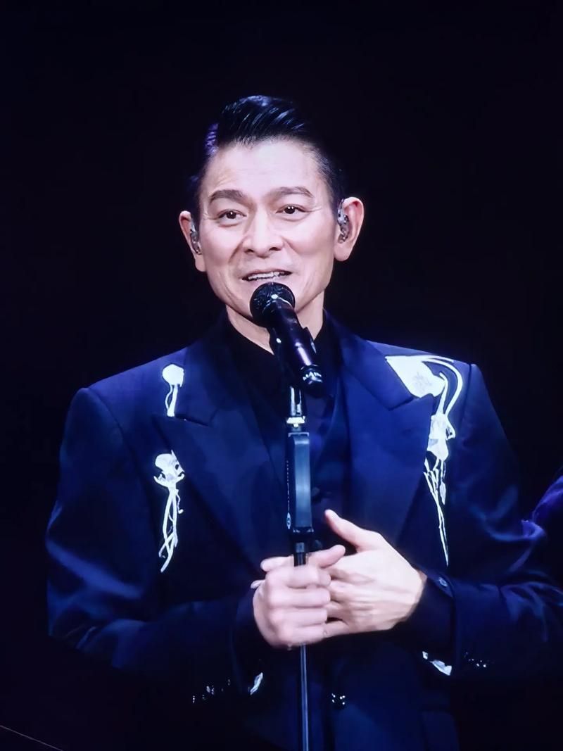 刘德华2018演唱会回顾：经典歌曲重现，粉丝热情不减当年！