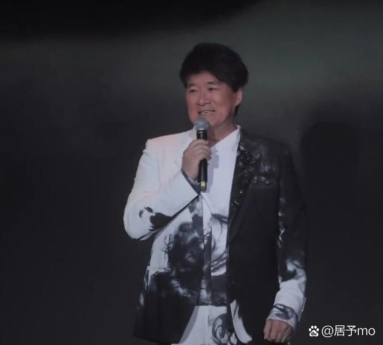 周华健有纹身吗？大家都在好奇国民歌王身上的图案。