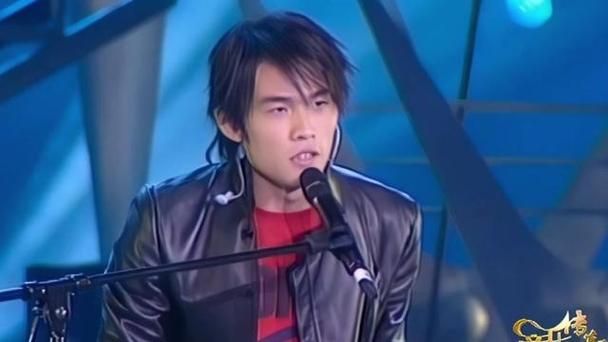 周杰伦一路星光：从青涩少年到音乐天王的蜕变