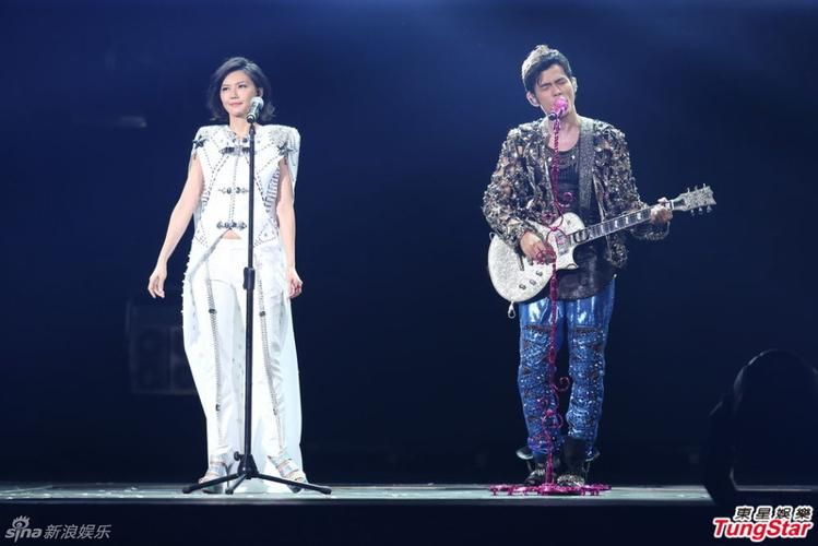 周杰伦与邓丽君隔空对唱太感人！回顾演唱会经典瞬间。
