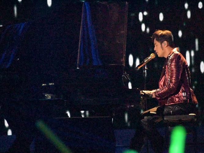周杰伦跨年演唱会造型盘点，哪一套服装惊艳了你的眼球？
