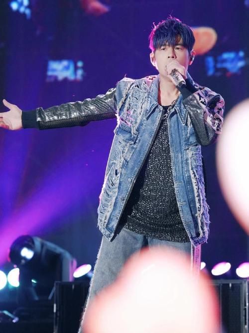 周杰伦跨年演唱会造型盘点，哪一套服装惊艳了你的眼球？