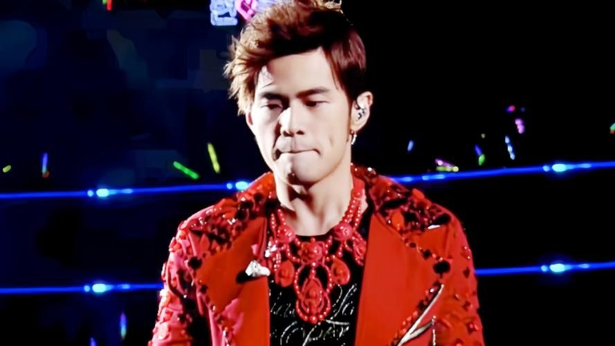 周杰伦跨年演唱会造型盘点，哪一套服装惊艳了你的眼球？