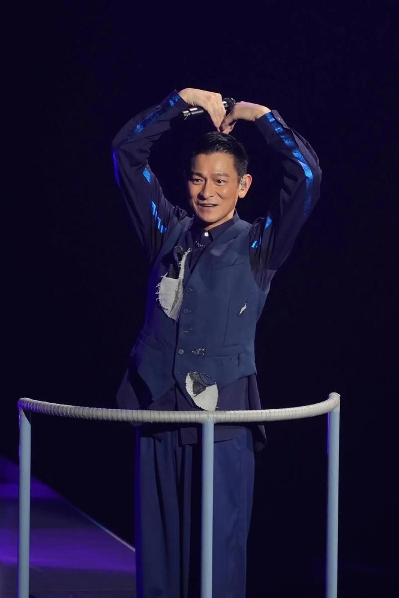 回顾刘德华30周年演唱会精彩瞬间，天王风采依旧无人能及！
