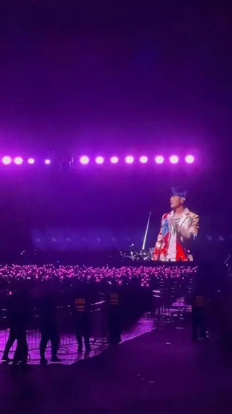 安静周杰伦演唱会现场版，感受不一样的音乐魅力！