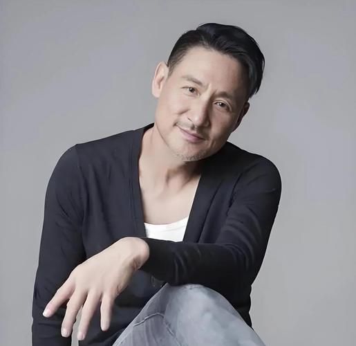 张学友一路星光：回顾歌神的演艺生涯，感受他的魅力！