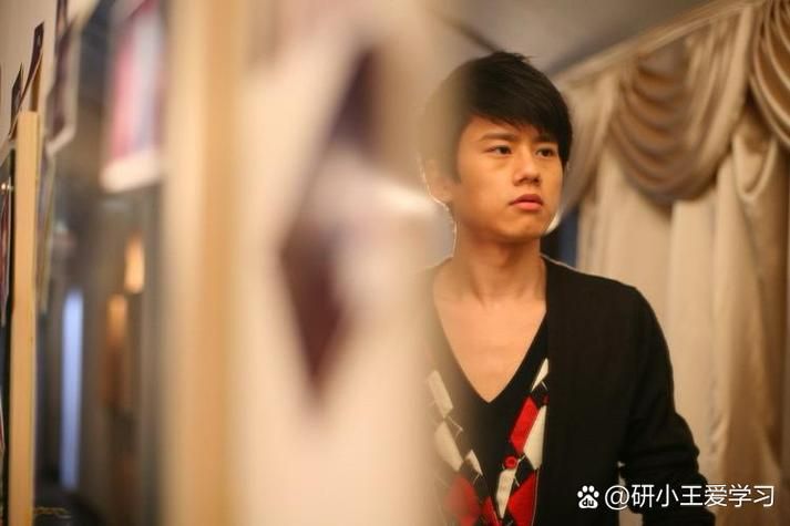 张杰看月亮爬上来mv为什么能火？分析歌曲与画面的完美结合！