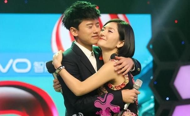 张杰谢娜罕见同台视频曝光！甜蜜互动羡煞旁人