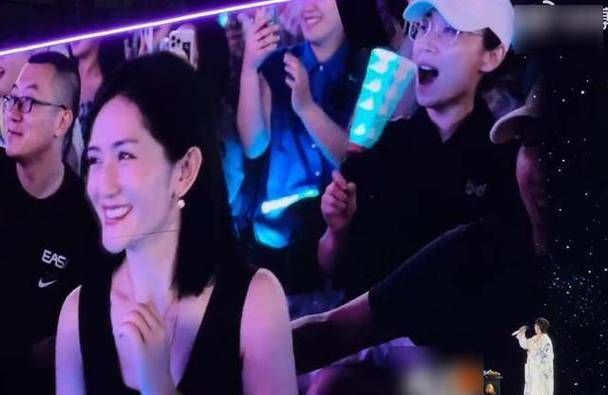 张杰谢娜罕见同台视频曝光！甜蜜互动羡煞旁人