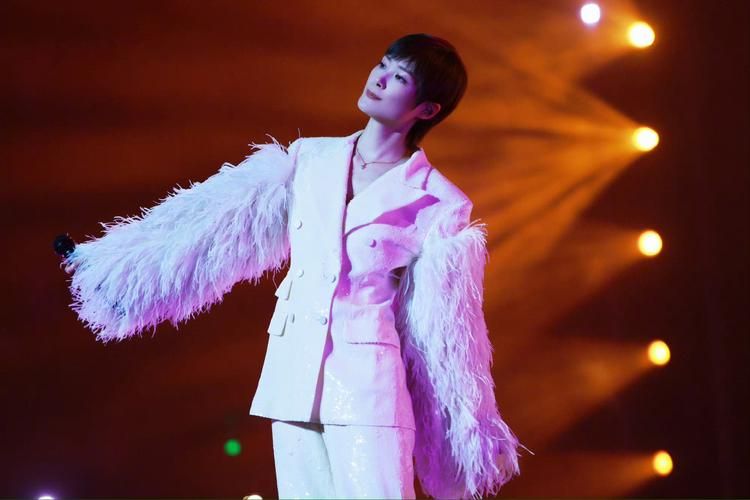 李宇春2012演唱会造型：回顾那些年的时尚icon！