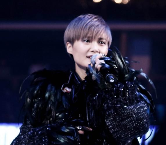 李宇春演唱会2013造型盘点：看看当年有多时尚！