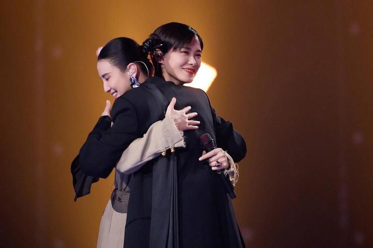 李宇春莫文蔚罕见同台演唱？回顾一下她们的经典合作舞台！