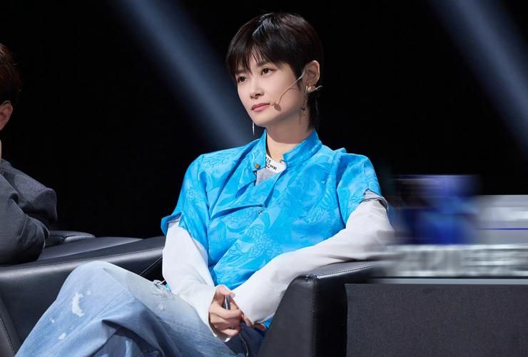 李宇春首唱软肋为何刷屏？新歌舞台表现力太强了！