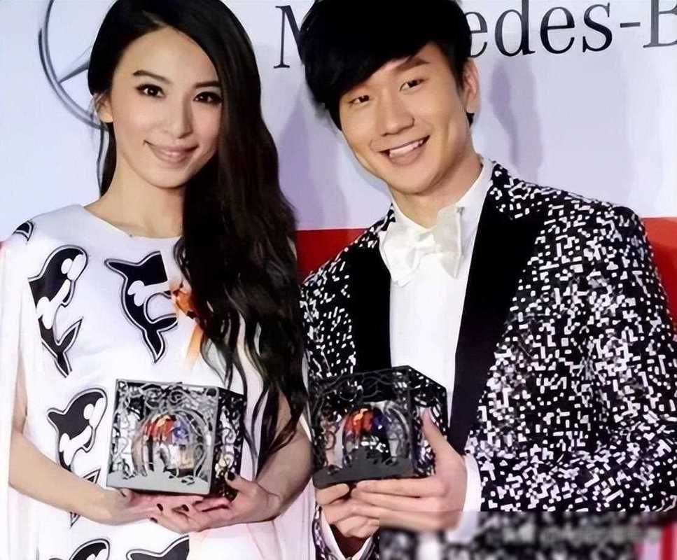 林俊杰hebe同台表演，粉丝激动：有生之年系列！