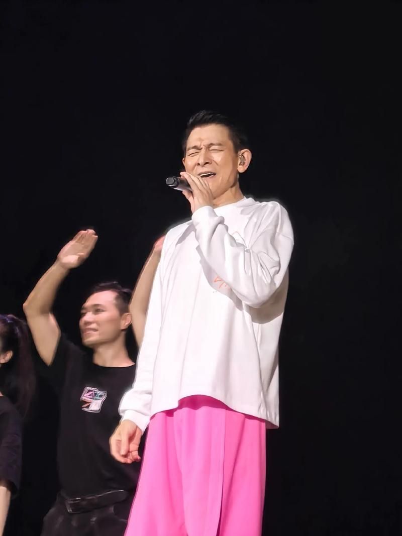 湖南卫视跨年刘德华再现舞台，回忆杀直接拉满