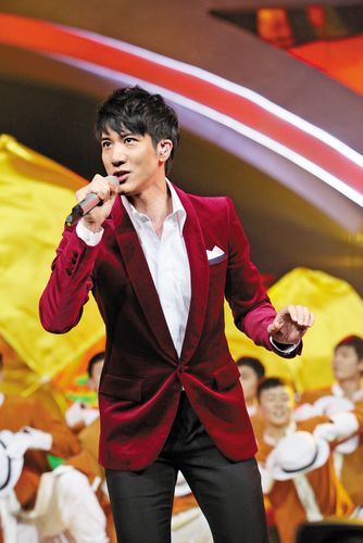 王力宏春晚造型大盘点，哪一套是你心中的经典？