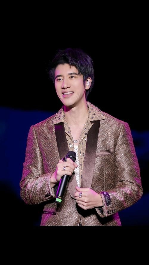 王力宏春晚造型提前看，你觉得怎么样？快来评价！