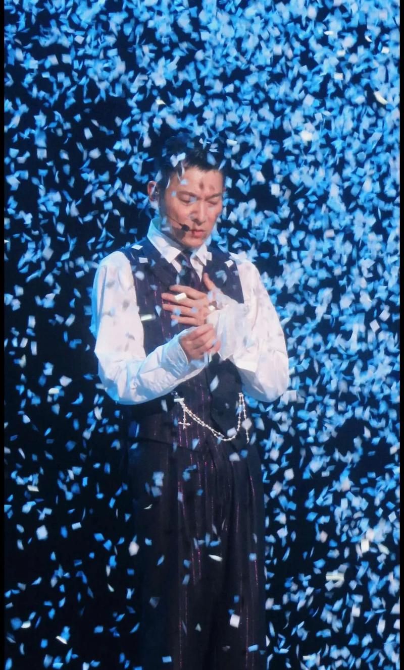 经典回顾：刘德华演唱会视频，重温华仔的魅力！