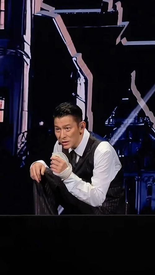经典回顾：刘德华演唱会视频，重温华仔的魅力！