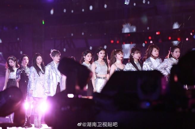 谢娜张杰跨年演唱会：甜蜜合唱点燃全场，回顾经典瞬间！