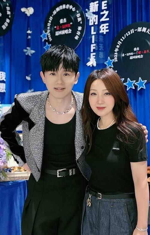 谢娜张杰跨年演唱会：甜蜜合唱点燃全场，回顾经典瞬间！