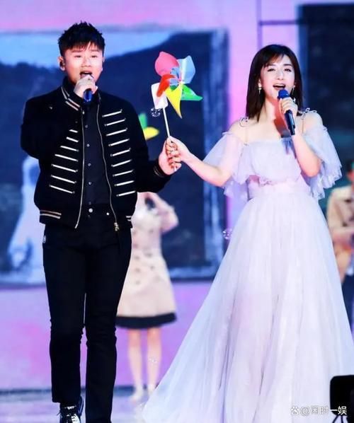 谢娜张杰跨年演唱会：甜蜜合唱点燃全场，回顾经典瞬间！