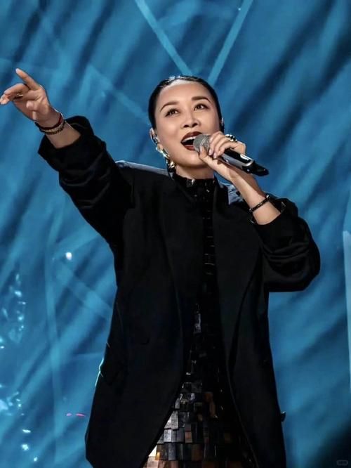 如何评价那英的梦一场这首歌？它为何能成为经典。