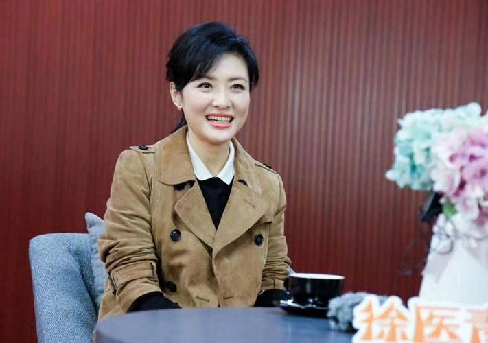 杨黎苏为什么不唱歌了？了解她从台前到幕后的精彩人生。