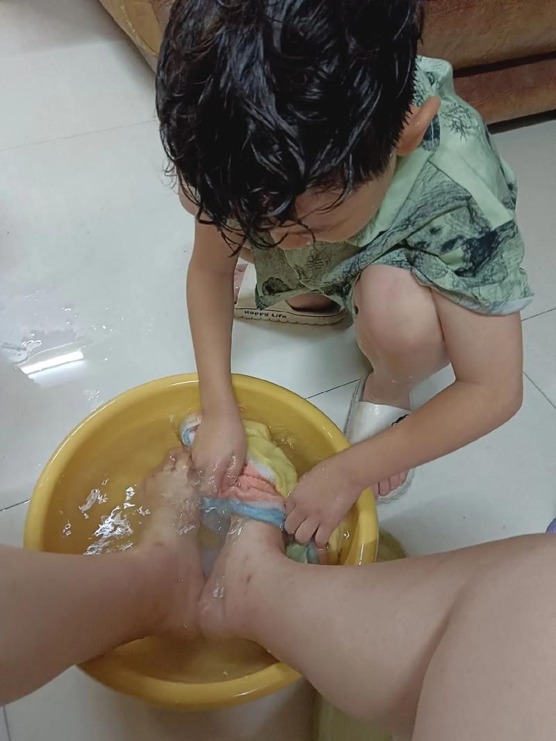 洗脚歌怎么唱给宝宝听？跟着视频学唱亲子互动！