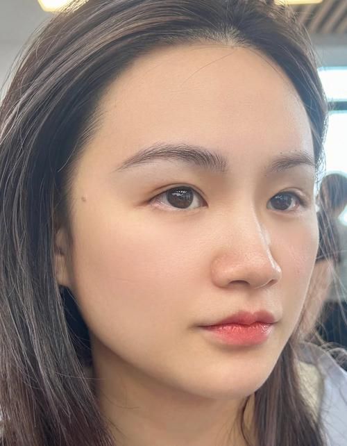 浓眉毛适合什么脸型的人？选对眉形让脸小一圈！