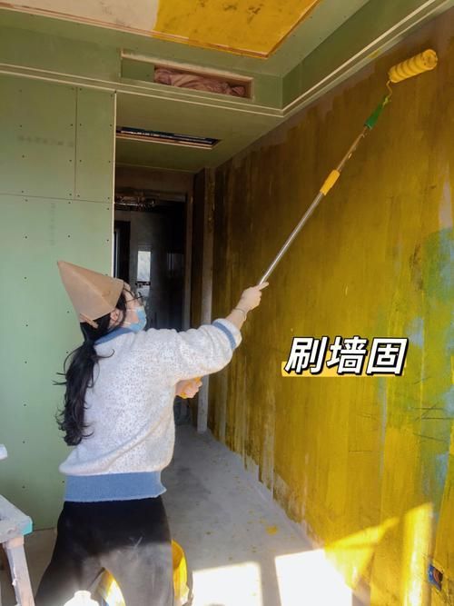 自己刷墙还是请粉刷匠好？对比一下优缺点再决定！