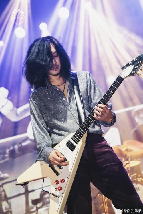 邓讴歌是谁啊？简单介绍这位知名的吉他手音乐人。