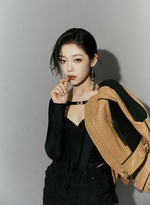 阿娜依是谁？全面了解这位人物的背景故事与经历！