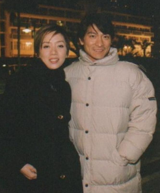 1999年刘德华抱梅艳芳名场面 当年感动无数观众