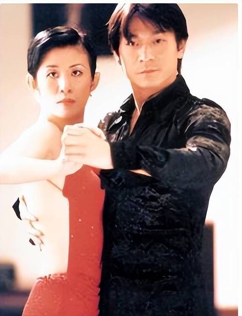 1999年刘德华抱梅艳芳名场面 当年感动无数观众