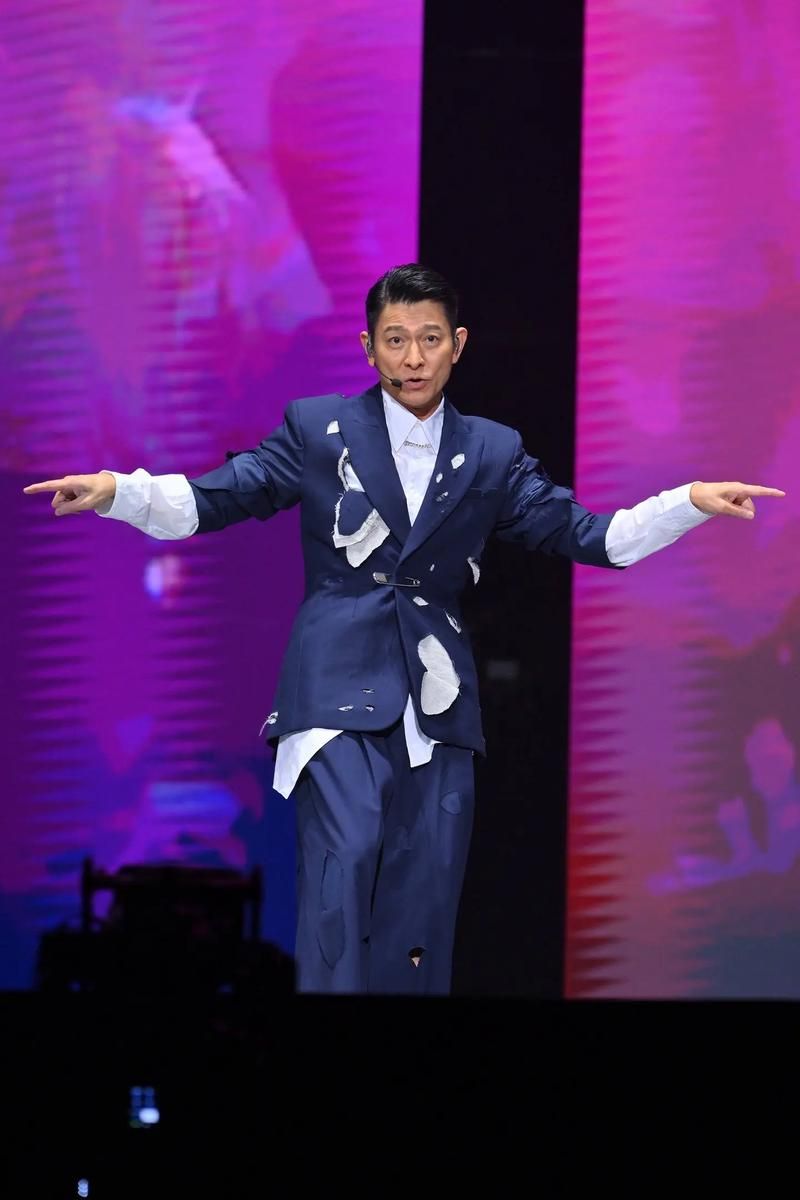 2013刘德华上海演唱会精彩回顾与经典瞬间
