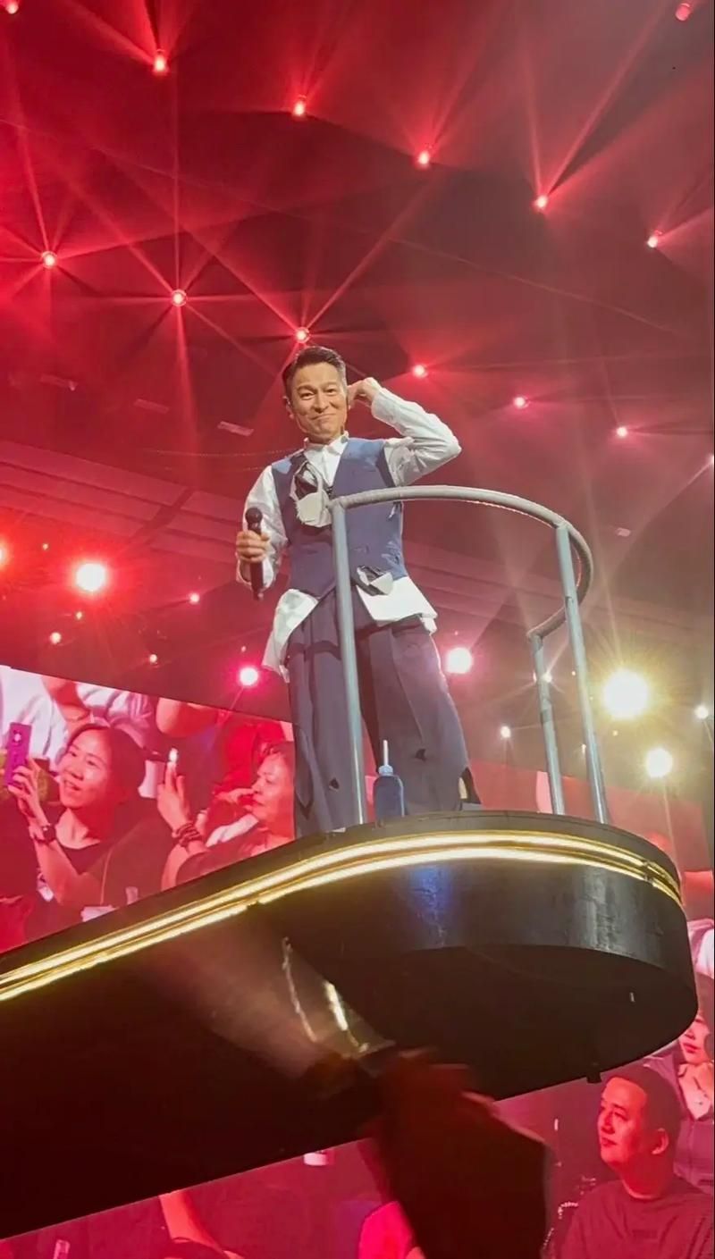 2013刘德华上海演唱会精彩回顾与经典瞬间