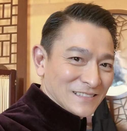 60多岁的刘德华为何看起来如此年轻？他的冻龄秘诀是什么？