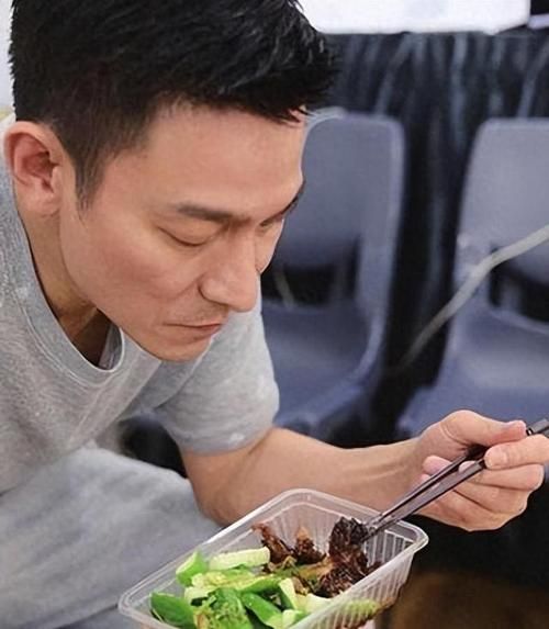 60多岁的刘德华为何看起来如此年轻？他的冻龄秘诀是什么？