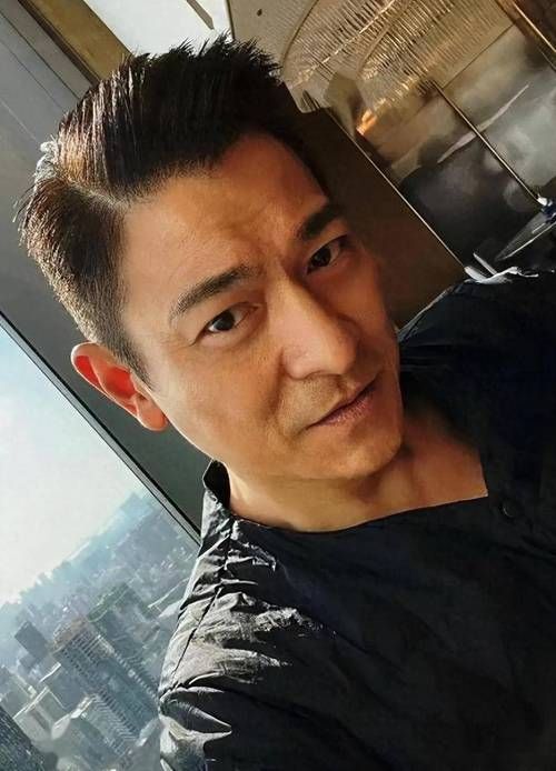 60岁刘德华素颜近照，皮肤状态惊人，保养秘诀是什么？