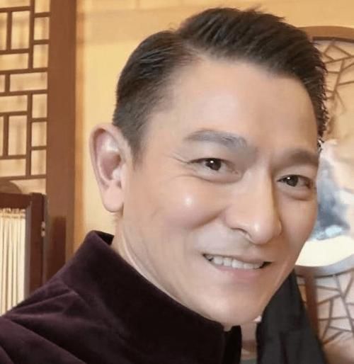 60岁刘德华素颜近照，皮肤状态惊人，保养秘诀是什么？